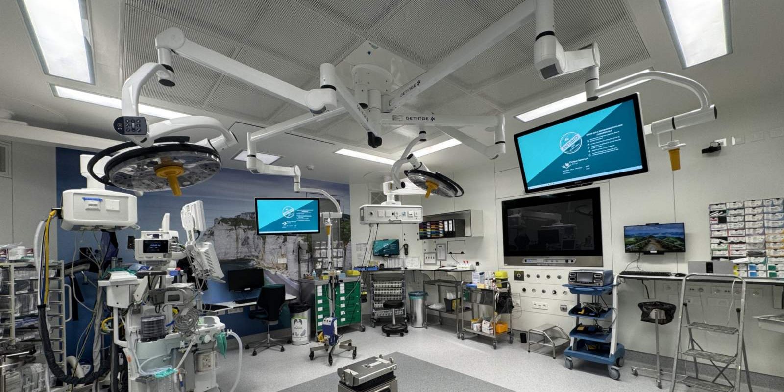 Equipped operating theatre, information displays and ceiling pendants in service