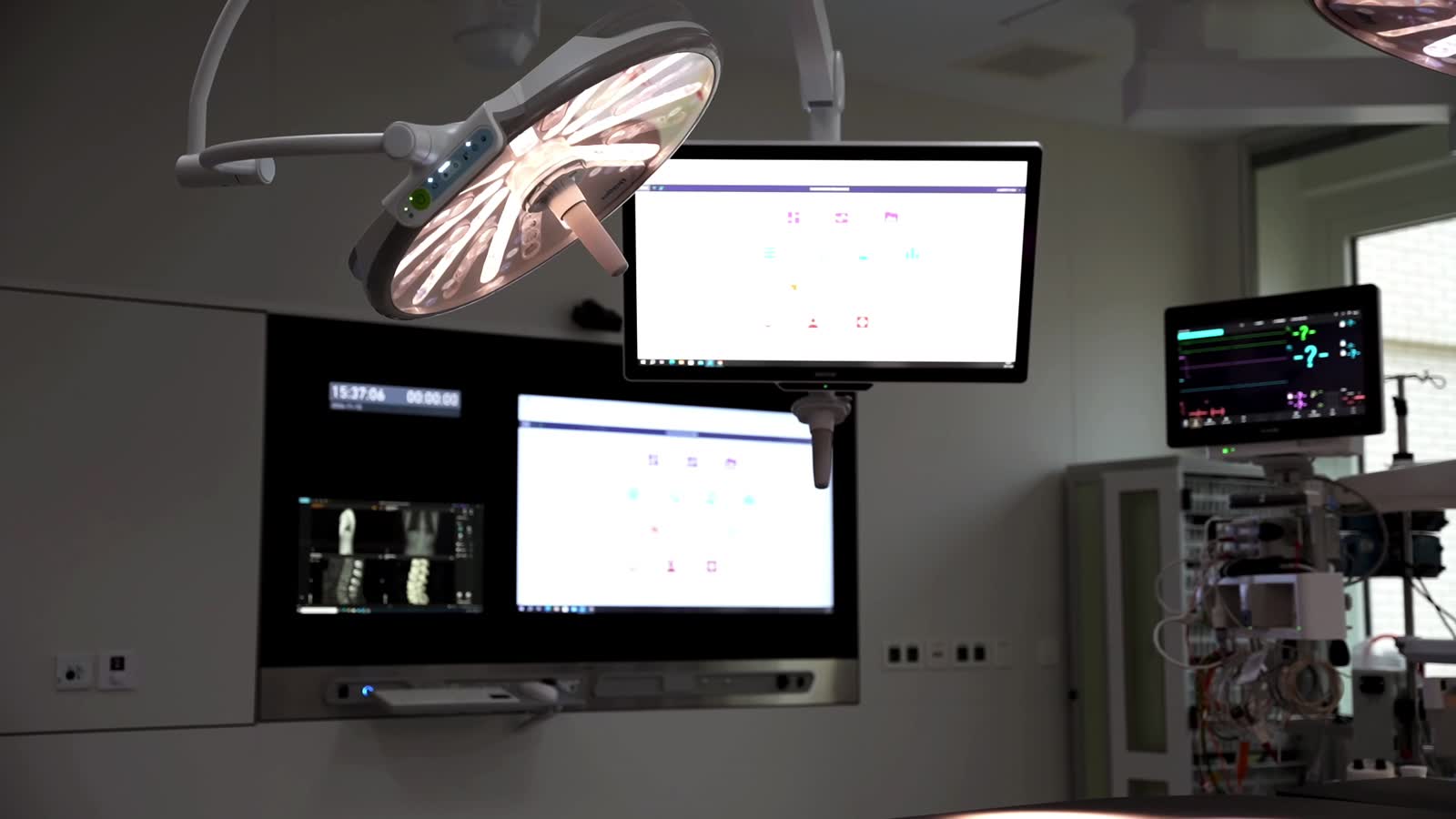 Equipped operating room, HIVE screens showing the interface, Grand Hôpital de Charleroi