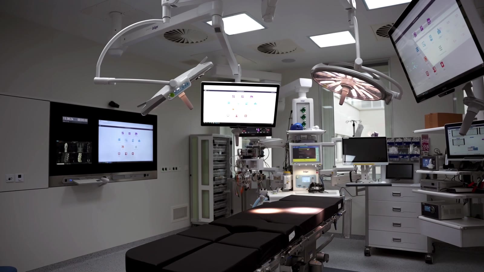 Equipped operating room, three HIVE screens on and surgical lights, Grand Hôpital de Charleroi